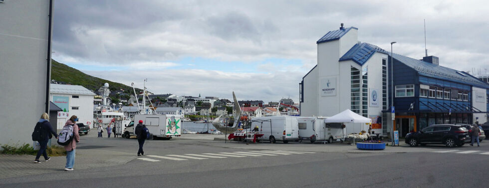 Stadig flere vil leie torgplass i Honningsvåg sentrum; spesielt på dager med anløp av cruiseskip.
 Foto: Geir Johansen
