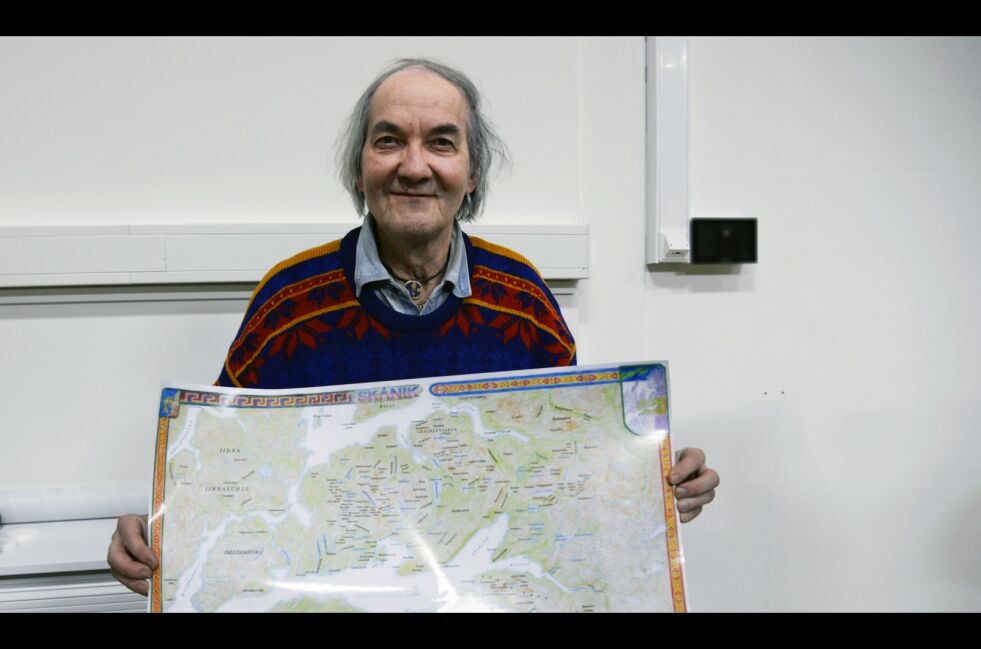Hans Ragnar Mathisen, her med et av sine nyeste verk, et kart over Ofoten med bare samiske stedsnavn. Bildet er fra Festspillene i Nord-Norge i juni i fjor, under åpning av utstillinga «Et liv i kunst».
 Foto: Steinar Solaas