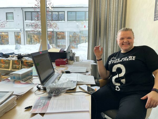 Anna rydder seg fri fra fire jobber for å være på innsiden av festival