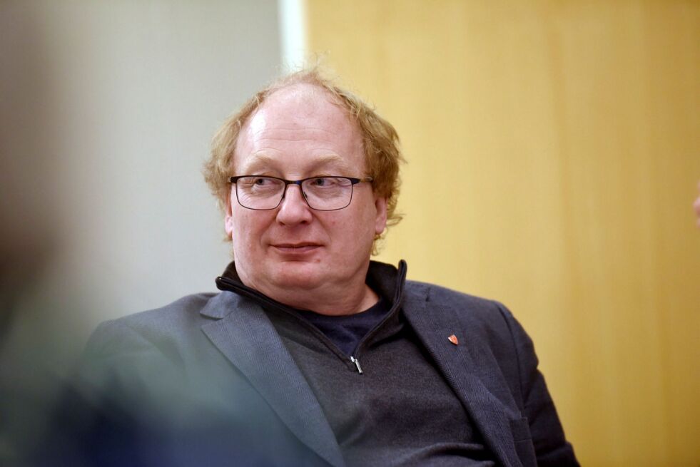 Helge Ragnvald Olaussen (TLP) spøtter inn kroner. Han vet selv hvordan det er å bo som en tulling ute i distriktet, sier han til Ságat. FOTO: MARIUS THORSEN