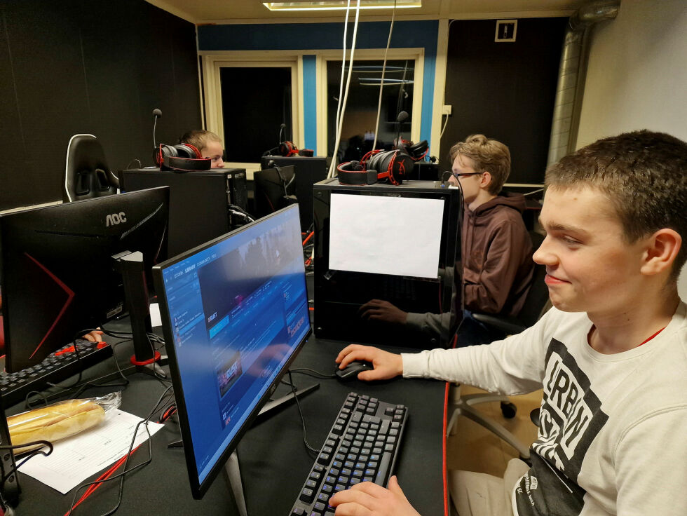 Sebastian Baden og Håkon Skare er to av medlemmene i Porsanger E-sport og gamingklubb.
 Foto: Porsanger E-sport og Gamingklu