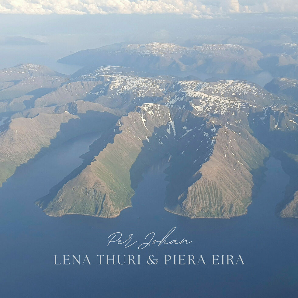 Coverfoto av låten til Piera Eira og Lena Thuri.
 Foto: Sondre Alexander Mikkola, DAT