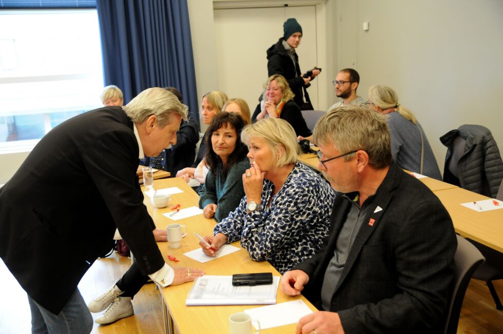 Familieveileder Vivi-Ann Braaten Blix, her i samtale med kontrollutvalgets leder Staal Nilsen, mener hun er «heldig» som kunne velge å si opp og bli pensjonist grunnet forholdene i barnevernet. Til høyre ser vi SVs Pål Gabrielsen.
Foto: Halllgeir Henriksen
