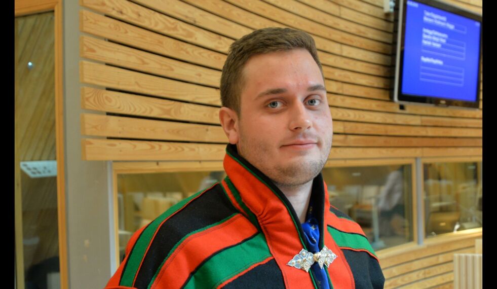 Sametingsrepresentant Piera Heaika Muotka (NSR) mener plenumsleder Tom Sottinen er for slepphendt med sukkerdrikken.
 Foto: Steinar Solaas
