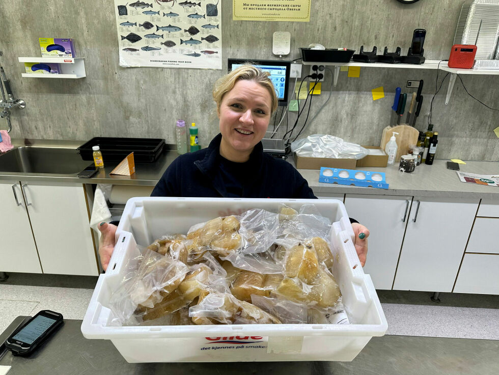 Halis Kask på Joker i Kirkenes forteller om noe mindre salg av lutefisk i forbindelse med jula. Nå tilbyr hun frossen vakuumpakket lutefisk til halv pris.
 Foto: Hallgeir Henriksen