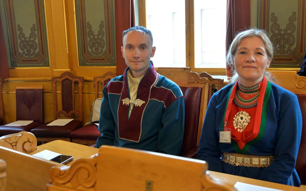 Sametingsråd Runar Myrnes Balto (NSR) sammen med Sametingets direktør Inger Marit Eira-Åhrén i lagtingssalen under overlevering av Sannhets- og forsoningskommisjonens rapport 1. juni 2023.
 Foto: Steinar Solaas