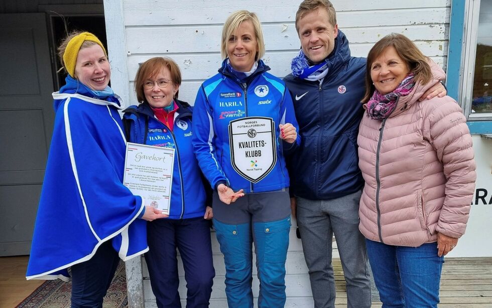 Helga Pettersen (fra venstre) Merete Andersen og May Britt Harila, alle fra Polarstjernen, kunne stolt motta beviset for at klubben fra Vestre Jakobselv nå er en «kvalitetsklubb». Kristoffer Paulsen Vatshaug fra NFF og Linda S. Pedersen fra FFK sto for overrekkelsen.
ALLE FOTO: TORBJØRN ITTELIN