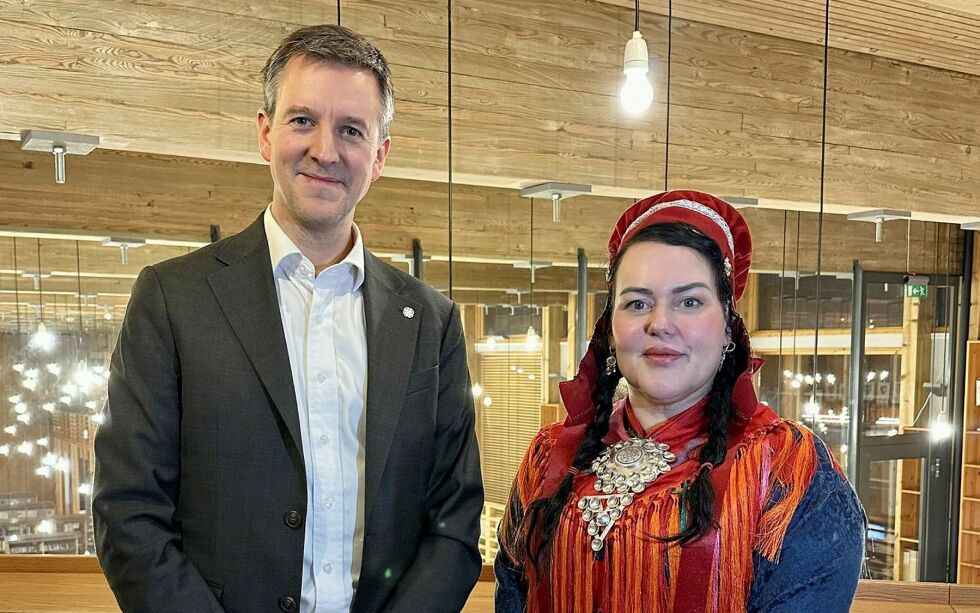 Erling Sande (Sp), den gang han var kommunal- og distriktsminister, «sameminister», sammen med sametingspresident Silje Karine Muotka (NSR). Nå er Sande leder i Stortingets næringskomité.
 Foto: Sametinget