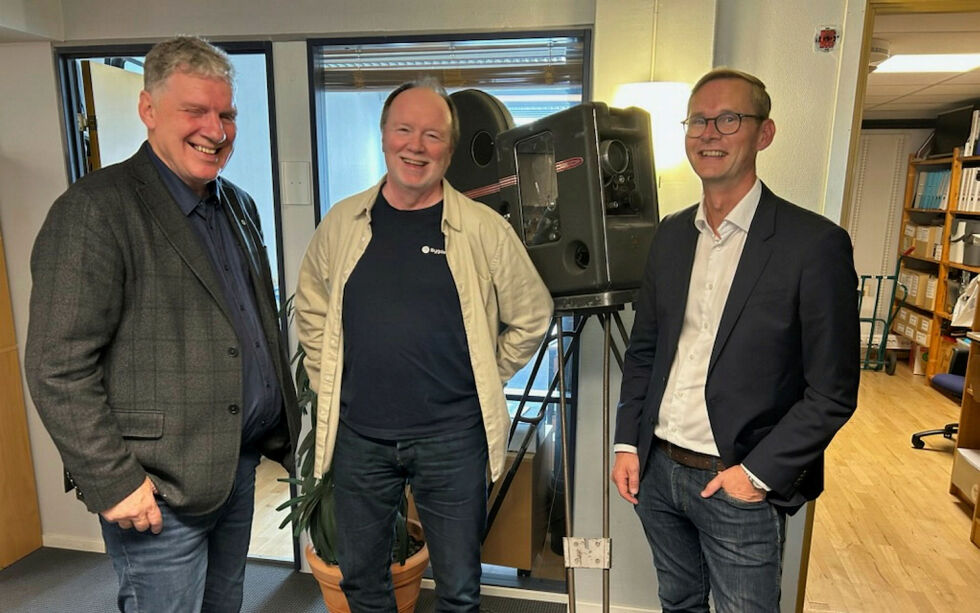 Fra venstre: Stortingsrepresentant Geir Iversen (Sp), kinosjef Arnfinn Inderhaug i Bygdekinoen og direktør Espen L. Pedersen i Film & Kino.
Foto: Stortinget