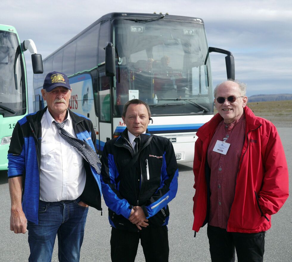 Passasjerer fra hurtigruta kommer med buss opp til Nordkapp. Fra venstre bussjåfør Einar Pettersen, bussjåfør Roy Arne Olsen og turistguide Jürgen Noack. Foto: Geir Johansen