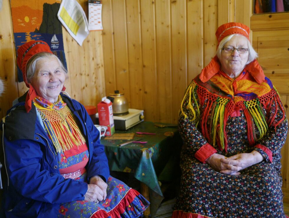 Ka­ren Ma­rie Som­by (til venst­re) og Be­rit Ma­rie Kemi har solgt su­ve­ni­rer til tur­ist­ene på kaia i Honn­ings­våg si­den 1996. I år har sal­get vært hel­ler la­bert på grunn av co­ro­na, men det leg­ger in­gen dem­per på hu­mø­ret til de to. Foto: Geir Jo­han­sen