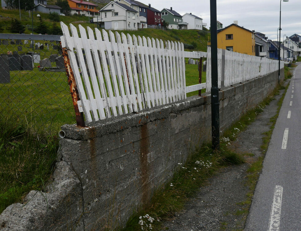 Beboere i Nordvågen har i flere år ergret seg over at gjerdet og muren til kirkegården bare har fått stå og forfalle. Man frykter blant annet at muren skal rase sammen.
 Foto: Geir Johansen