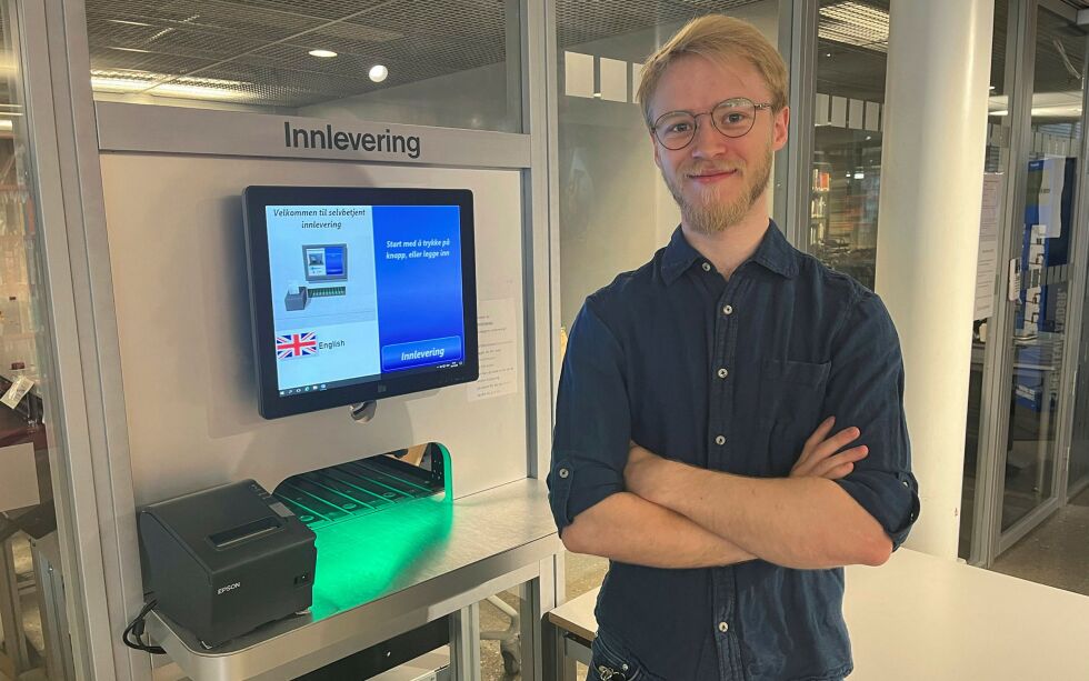 Erlend Johansen har en ti-prosent stilling på biblioteket der han blant annet hjelper folk å finne frem til lesestoff.
 Foto: Elin M. Wersland