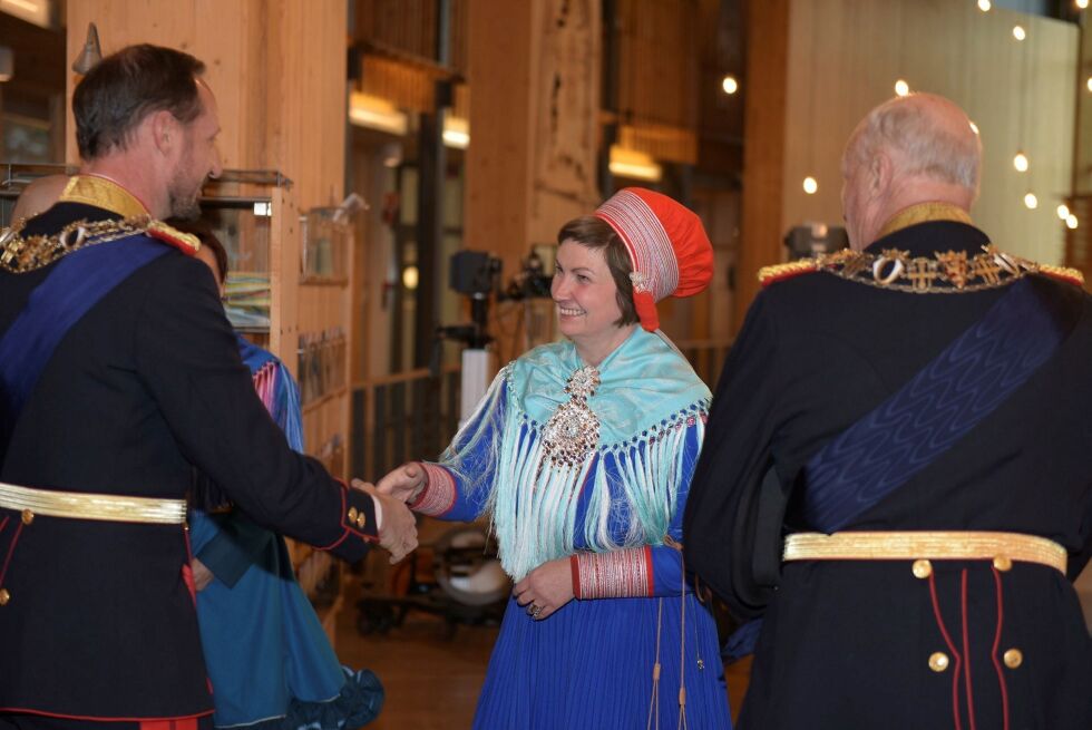 Sametingspresident Aili Keskitalo tar i mot kong Harald og kronprins Haakon under Sametingets åpning i Karasjok. Nå har hun en annen rolle, utenfor samisk politikk.
 Foto: Lars Birger Persen