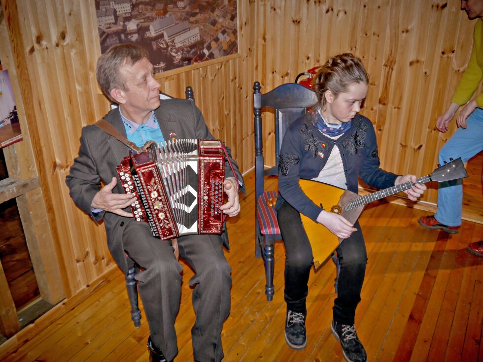 Vladimir og Irina fra den russiske byen Kargopol spiller russisk folkemusikk, mens russerne serverer russisk rødbetesuppe; Borsjtsj, under «Sunshine Winter Festival».
 Foto: Geir Johansen