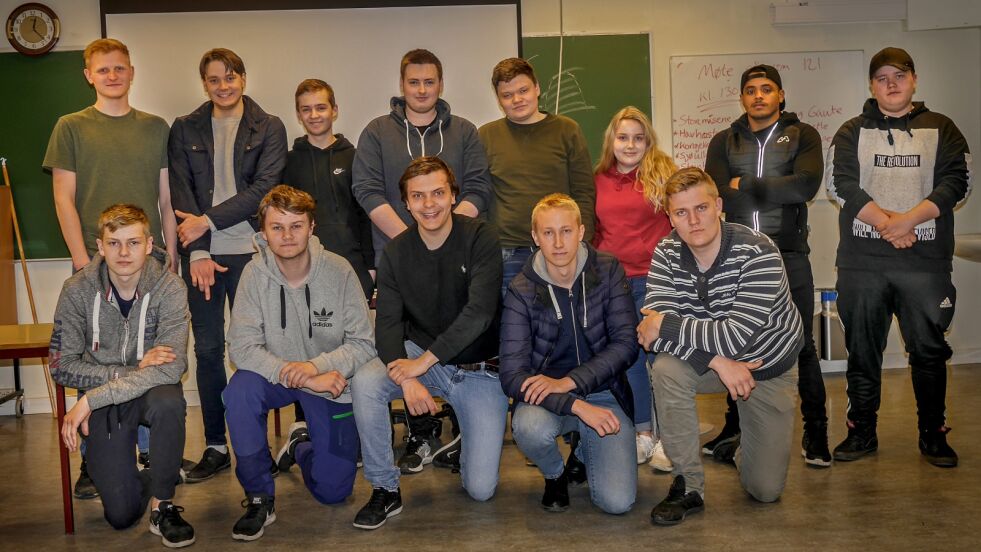 Klasse vg2 matros og motormannklasse ved Honningsvåg videregående skole brukte tre dager til å sette seg inn i; og praktisk samle opp, marin forsøpling i Falkebergbukta nær flyplassen i Honningsvåg. Bakerste rekke fra venstre: Eirik Hågensen (19) fra Vardø, Tobias Kautovuori (19) fra Havøysund, Brynjar Jansen (18) fra Alta, Eivind Brun Mathisen (17) fra Hammerfest, Peter M. Wiik (18) fra Kjøllefjord, Henriette Johansen (18) fra Honningsvåg, Fahd Behani (20) fra Yemen og Benjamin H. Eide (17) fra Hammerfest. Foran fra venstre: Gaute Planting (18) fra Hammerfest, Ådne Eriksen (17) fra Hammerfest, Jonas Sjøveian (18) fra Havøysund, Oscar Ulrik Danielsen (18) fra Kirkenes og Alexander Wæraas (17) fra Hammerfest.
 Foto: Geir Johansen