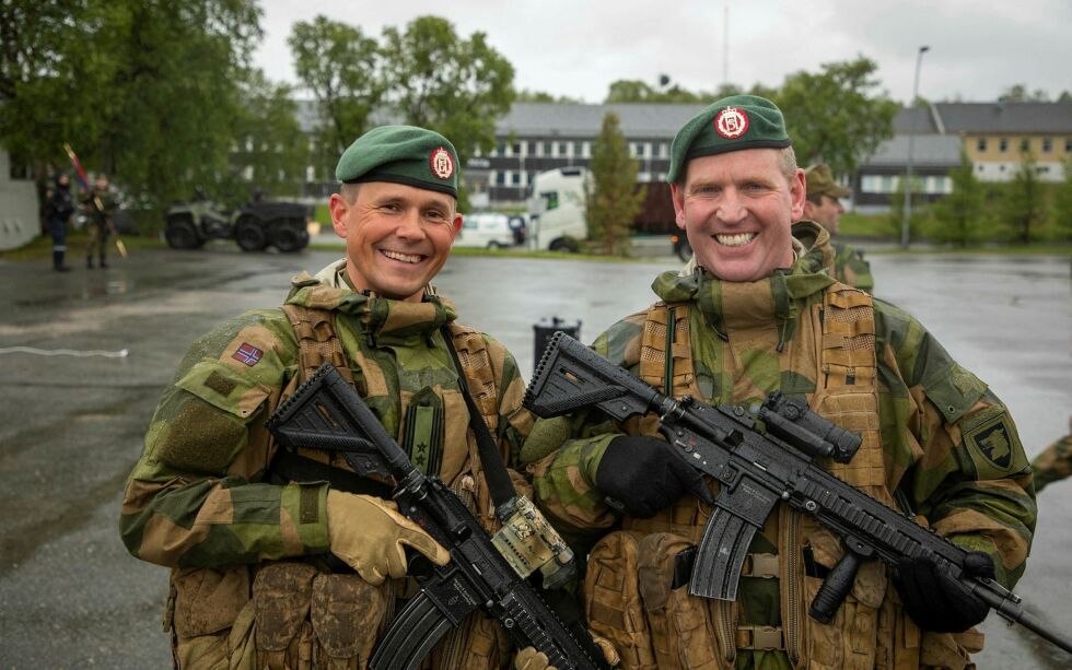 Påtroppende sjef Espen Stiberg (til venstre) sammen med avtroppende sjef Ronny Bratli (til høyre). Alle foto: Forsvaret/Arnfinn Sjøenden
 Foto: Arnfinn Sjøenden / Forsvaret