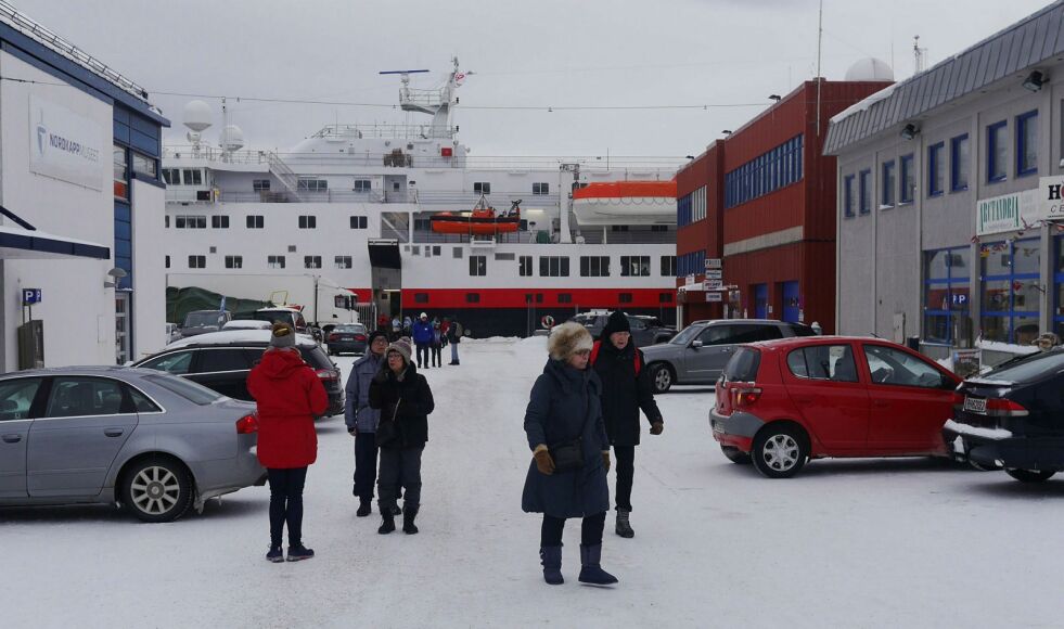 På grunn av co­ro­na-smit­ten er det høyst uvisst når tu­ris­ter fra hur­tig­ru­ta igjen kan gå i land i Honn­ings­våg. Fersk sta­tis­tikk vi­ser at co­ro­na-vi­ru­set er langt mind­re ut­bredt i Nord-Norge enn sør i land­et; både med hen­syn til re­gist­rer­te smitt­ede og an­tall sy­ke­hus­inn­leg­gel­ser.
 Foto: Geir Johansen