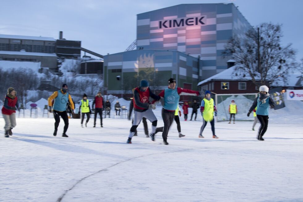 Gjennom festivalen ble det spilt kamper daglig på heksagonbanen i «Brunostparken». Her er prest Torbjørn Brox Webber i duell med tidligere prest Øystein Mathisen.
 Foto: Silje L Kvammen