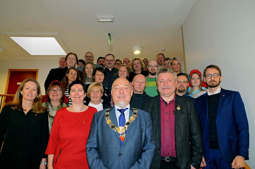 Her er det nye kom­mu­ne­sty­ret, med et par va­ra­re­pre­sen­tan­ter, fo­to­gra­fert i trap­pa på råd­hu­set med råd­mann Nina Bor­di Øver­gaard ne­derst til venstre.
 Foto: Hallgeir Henriksen