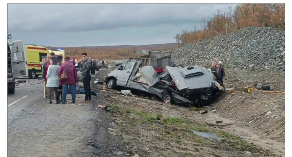 Det var lite igjen av minibussen etter at lastebilen kjørt av en berusa russer kom over i motsatt kjørebane og kjørte rett på minibussen.
Foto: Skjermdump fra Severpost