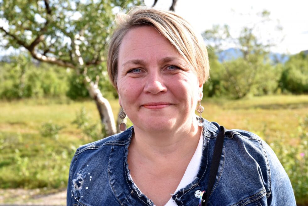Ordfører Aina Borch (AP) inviterer Knut Roger Hanssen (H) med på en kjøretur rundt i Porsanger kommune for å se på de ulike veiene og finne ut hvilke de skal prioritere.
 Foto: Kristin Antonie Humstad