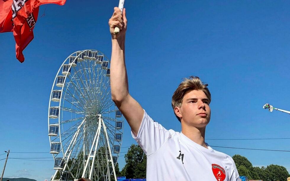 Leonhard Leinan Mathiesen svinger PIL-flagget med «Best i lag» på Ekebergsletta.
 Foto: Privat