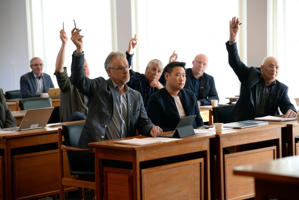 Daniel Skjevik-Aasberg (H) fra Ballangen blir sittende i ro og markerer at han er uenig med resten av fellesnemnda.
 Foto: Steinar Solaas
