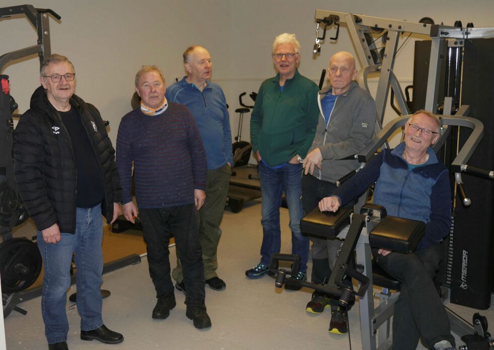 De har utført dugnadsinnsats og sørget for et flott nytt treningsrom i flerbrukshallen i Honningsvåg. Fra venstre Werner Hansen, Lars Simonsen, Nils Arthur Jensen, Hans Arvid Hansen, Rolf Andersen og Tor Egil Markussen. I tillegg har Ole Jensen deltatt i dugnadsarbeidet. Foto: Geir Johansen