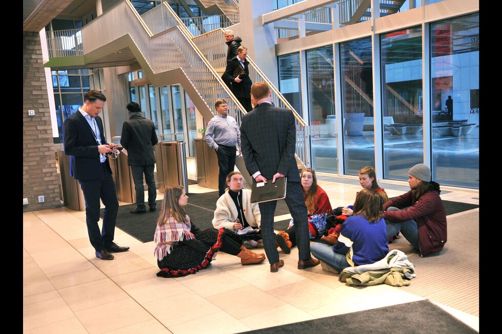 Den samiske ungdomsorganisasjonen Noereh er utålmodige og mener DNB må trekke seg ut av prosjektet Dakota Access i USA med det samme. Men banken avventer en rapport om forholdene før de vil ta en beslutning.
 Foto: Erik Brenli