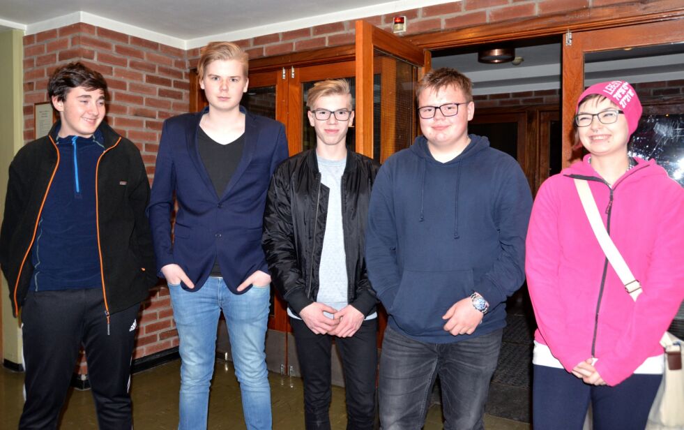 Ungdomsrådet i Lebesby. Vi ser fra venstre Marcos Zuniga (15), Kim Pedersen (16), Bendik Olsen (15), Trym Karlsen (15) og Bente Charlotte Bøgeberg (22), som er rådets leder.
 Foto: Sonja E Andersen