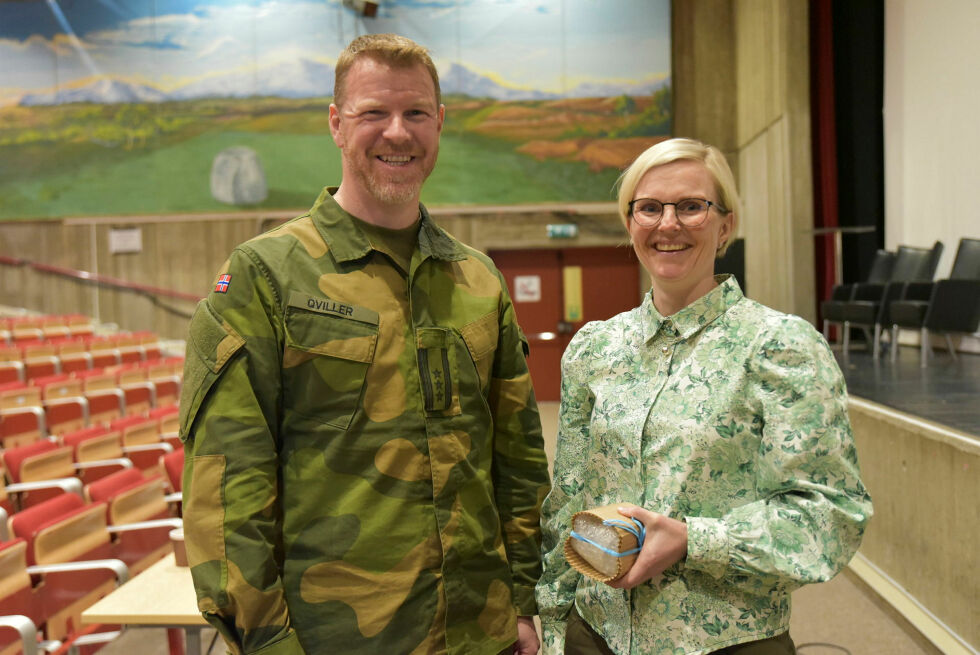 Sjef Finnmark landforsvar, oberst Jørn Qviller og prosjektleder Mona Halvari fra Troms og Finnmark fylkeskommune. Prosjekt «Leverandørutvikling Forsvaret» har blitt forlenget ut året, og Halvari sier de planlegger en samling til.
 Foto: Irene Andersen
