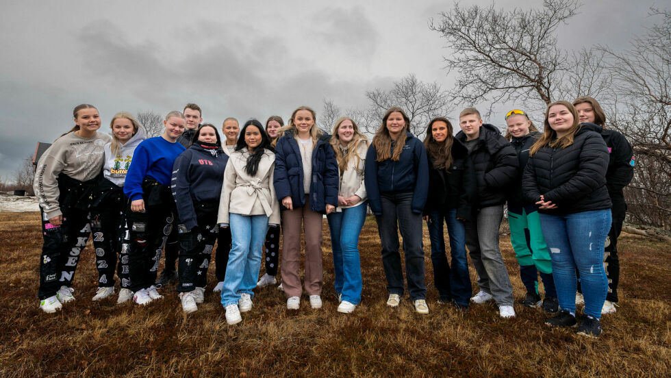 Det er elevene fra Vg2 ambulansefag og helsefag som har arrangert katastrofeøvelsen. Vg1 ambulansefag elvene skal være markører under årets øvelse. Fra venstre: Áilin Eira Isaksen Vg2 ambulansefag, Andrea Hagala Eriksen Vg2 ambulansefag, Silje Seppola Jolma Vg2 ambulansefag, Michael Pettersen Vg2 ambulansefag, Lena Maija Selnes Sara Vg2 ambulansefag, Vilde Alexandra Andersen Vg2 ambulansefag, Phirada Srisopha Vg1 helse og oppvekstfag, Sandra Nilsen Vg2 ambulansefag, Tia Karoline Harangen-Lango Vg1 helse og oppvekstfag, Tirill Mathilde Bønå Vg1 Helse- og oppvekstfag, Henriette Bjørkli Olsen Vg1 helse og oppvekstfag, Tuva Thomassen Vg1 helse og oppvekstfag, Andreas Haugli Larsen Vg1 helse og oppvekstfag, Mathilde Pettersen Vg2 ambulansefag, Amalie Sofie Langås Vg1 helse og oppvekstfag, og Elethe Røvik Vg2 ambulansefag.
 Foto: Cecilie Bergan Stuedal