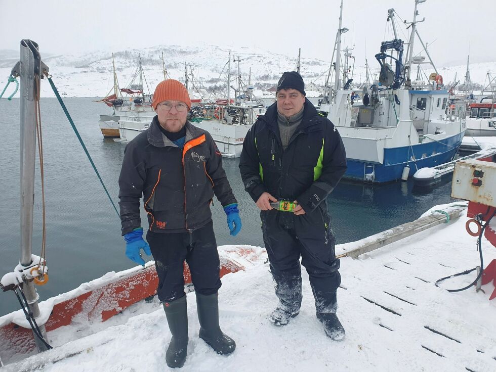Fiskerne Ken Ronny Porsanger (til venstre) og Morten Blien har sjarkene sine i Torhop og de sier fiskekjøp av torsk i Torhop kommende sesong blir veldig bra. – Lys i husan og bare fordeler, mener de. Foto: Tom Hardy