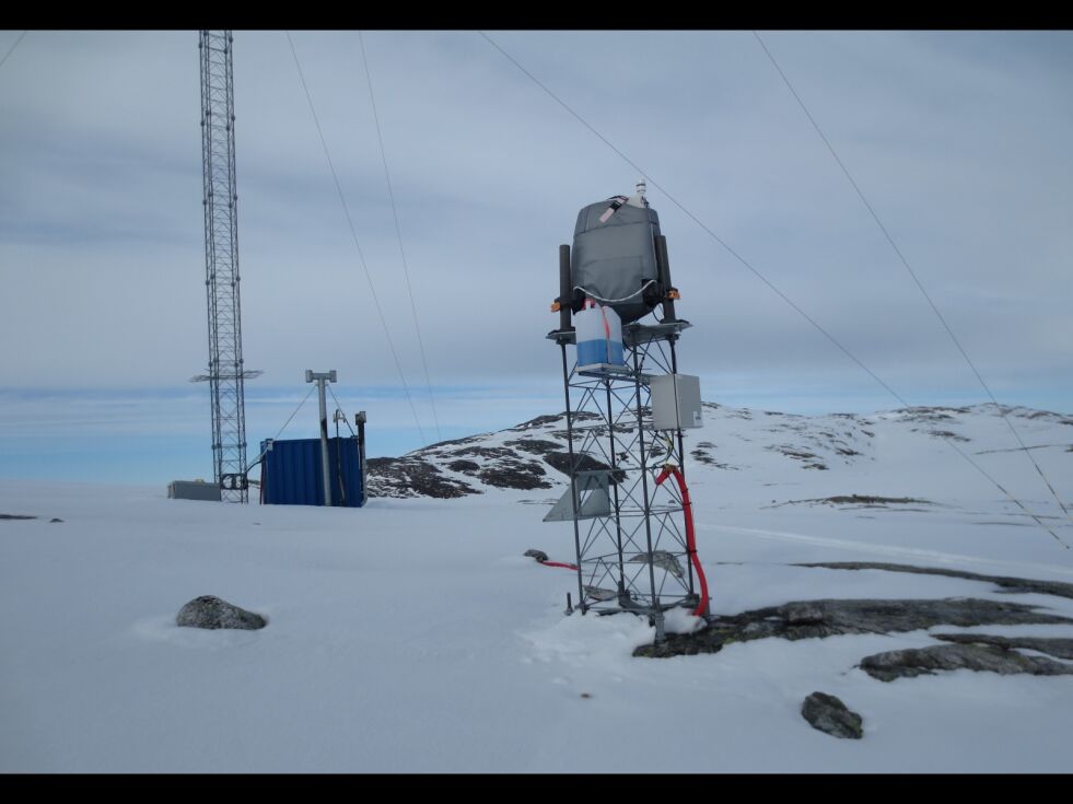 En måleenhet består av en 40 meter høy målemast, en konteiner som inneholder en batteripakke, generator og drivstoff. Generatoren starter og stopper automatisk når det behov for å lade batteriene. I forgrunn ser en lasermåler på 3,5 meter. En enhet koster en million kroner. I Kalvvatnan er det utplassert to slike enheter, pluss en tilsvarende enhet uten masta. Det er Bjørn Blix i Fred Olsen Renewables AS som forteller dette til Ságat.
 Foto: Nils Johan Kappfjell