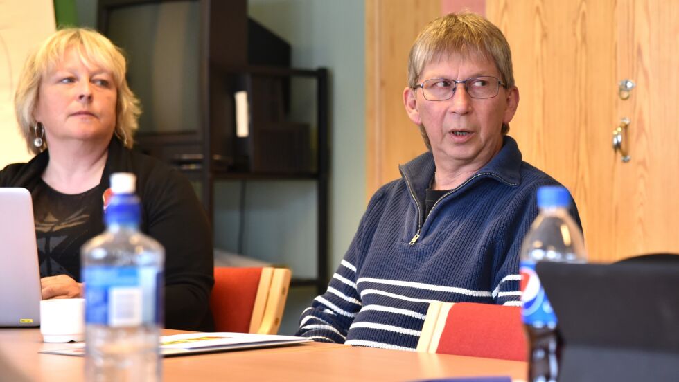 NAV-sjef Kjell Johansen (til høyre) mener Porsanger boligstiftelse opererer med for dyre husleiepriser.  Til venstre helse- og omsorgssjef Bente Moen.
 Foto: Bjørn Arne Johansen