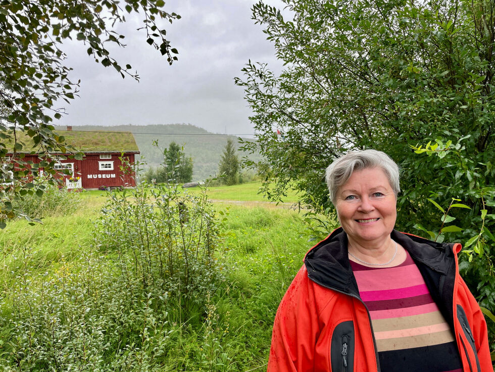 Museumsleder Elisabeth Erke forteller om en både  kunnskapsrik og kunnskapssugen dronning på besøk.
 Foto: Birgitte Wisur Olsen