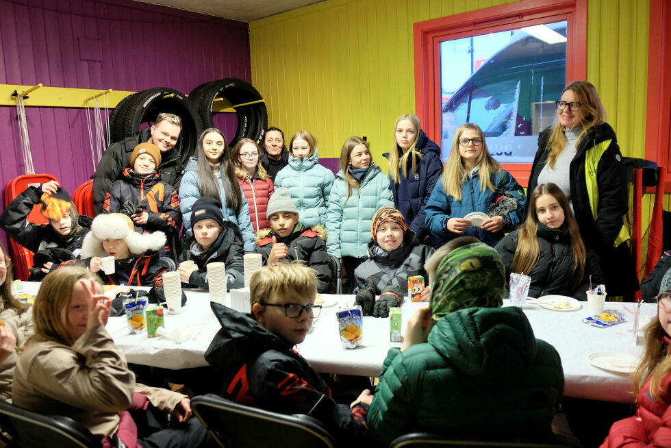 Elever fra 7. klasse i Vadsø inntok lunsjen under BUA-åpningen. I bakgrunn lærer Sander Jakola, fagarbeider Biljana Jovanovic, opprinnelig fra Kosovo, og lærer Cathrine Larsen (til høyre).
 Foto: Bjørn Hildonen