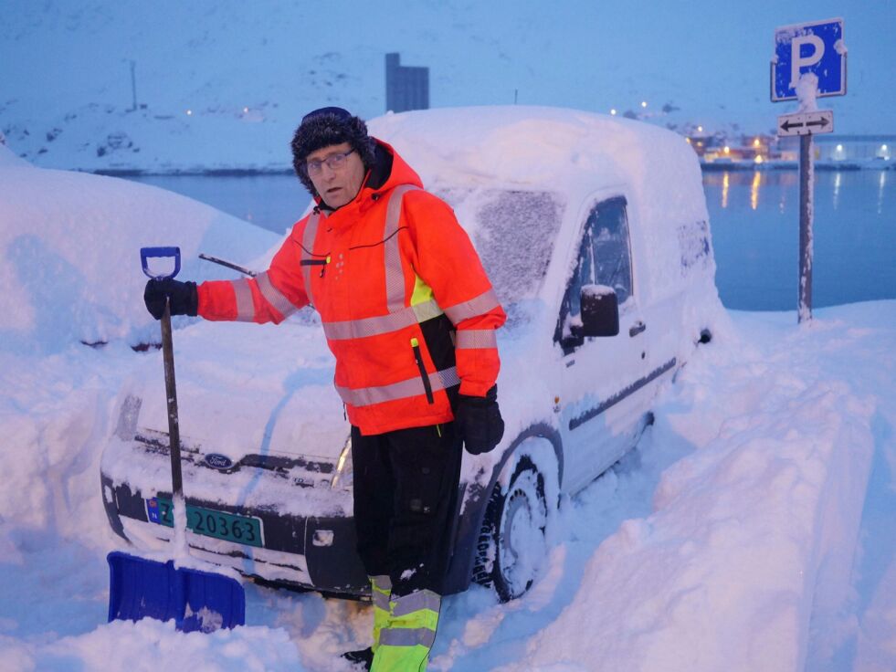 Knut Lamøy var en av de som måtte måke frem fullstendig nedsnedd bil i Honningsvåg mandag formiddag. Det varsles fortsatt mer sne utover mandag. Foto: Geir Johansen