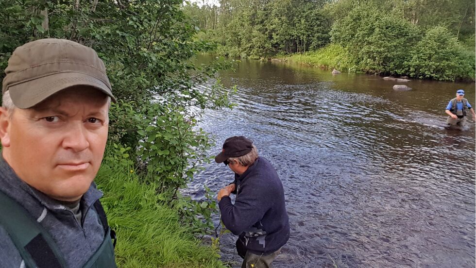 Her ser grunneier Anders Mikkola til at Kåre Johansen (til venstre i elva) og Torbjørn Robertsen får flest mulig russelaks i nota.
 Foto: Privat