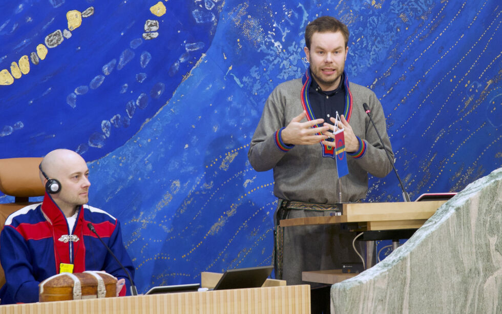 Sametingsråd Mikkel Eskil Mikkelsen (NSR) på talerstolen og plenumsleder Tom Sottinen (Ap).
 Foto: Steinar Solaas