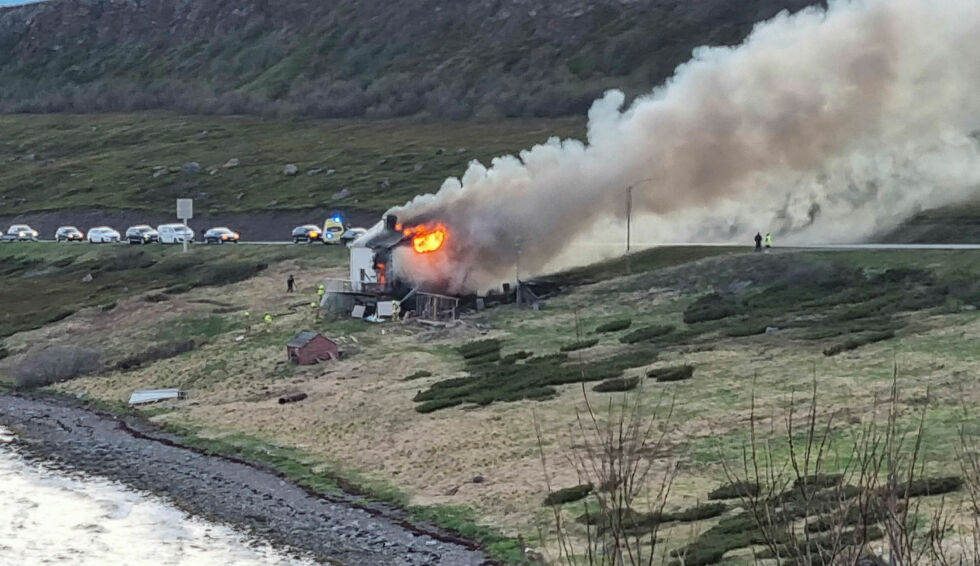 Store flammer og mye røyk gjorde at E75 ble stengt en periode onsdag kveld, og det oppsto lange køer på begge sider av brannstedet.
 Foto: Torbjørn Ittelin