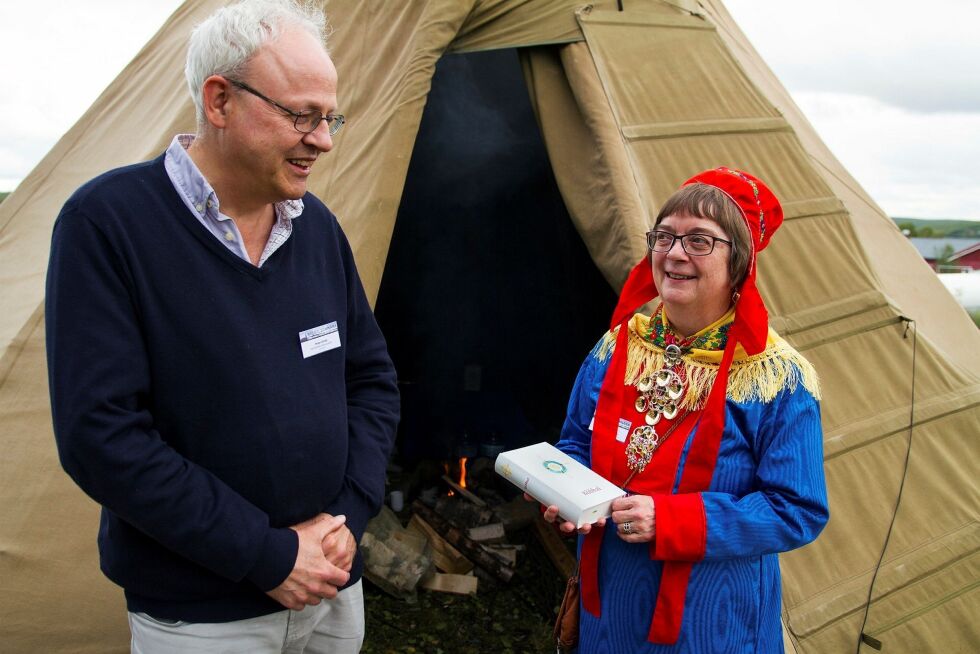 Britt Ra­ja­la (olgeš beal) ja Biibbalsearvvi davvisámi jorgalanbarggu váldokonsuleanta Hel­ge Alm­ås, dal­le go Biibbal 2019 almmuhuvvui.
 Foto: Johan Mathis Gaup/Biibbalsearvi