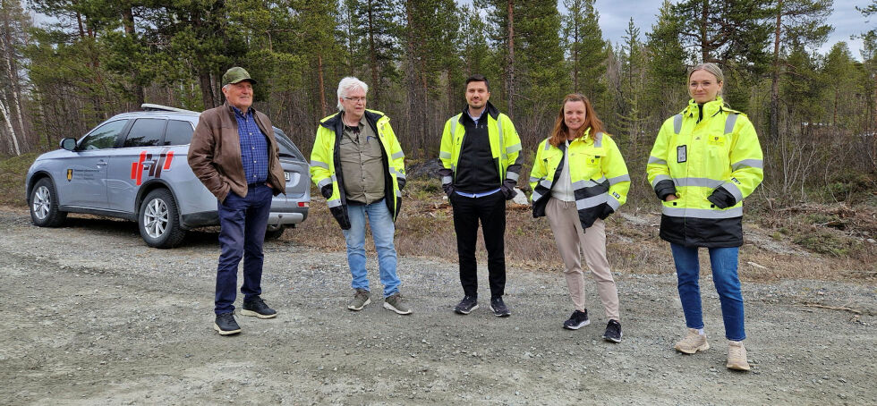 Ankomst ved Melkefoss-krysset. Fra venstre Aksel Emanuelsen, Torbjørn Svendsen, Tage Høybakken, Yvonne Johannessen og Charlotte Jørgensen.
 Foto: Hill Haga