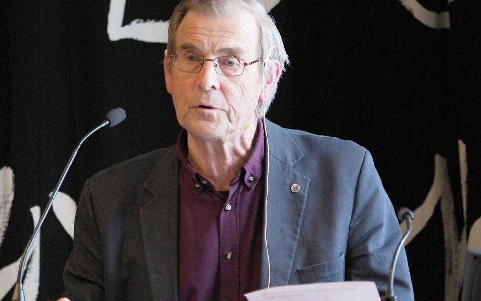 Einar Niemi fra Vadsø får utmerkelsen tildelt under et arrangement i Tromsø 5. juni.
 Foto: Liisa Koivulehto