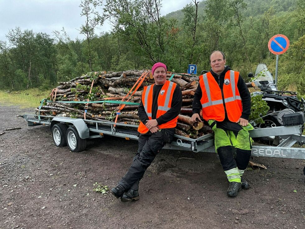Ståle Henriksen og Audun Hågensen med vedlasset som auksjoneres bort sånn at klubben kan gjøre enda mer løyperydding.
 Foto: Birgitte Wisur Olsen