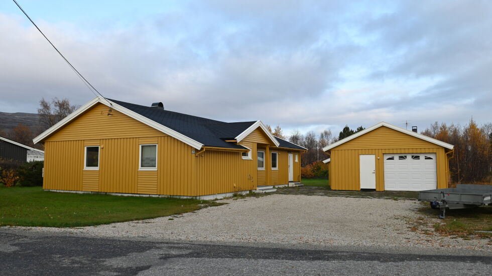 Dette huset i Ul­ve­vei­en i Lakselv er nå solgt.
 Foto: Irmelin Klemetzen