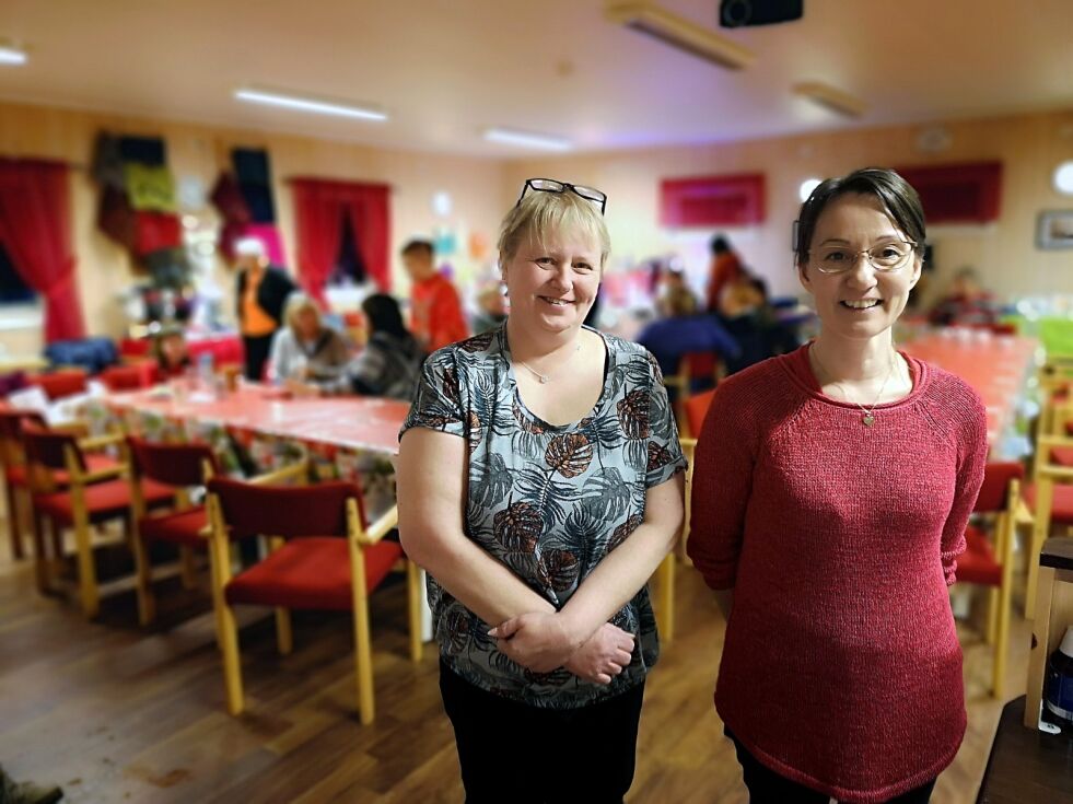 Annbjørg Edvardsen (til venstre)og Hege Mäntyjärvi tok seg en liten pause fra kjøkkentjenesten
da Ságat var innom.
 Foto: Erik Brenli