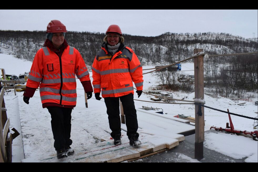 Ordfører i Tana, Helga Pedersen (til venstre), gleder seg til broåpningen og vil gjerne feire skikkelig med en flott forestilling med kunstneriske bidrag.
FOTO: Birgitte Wisur Olsen