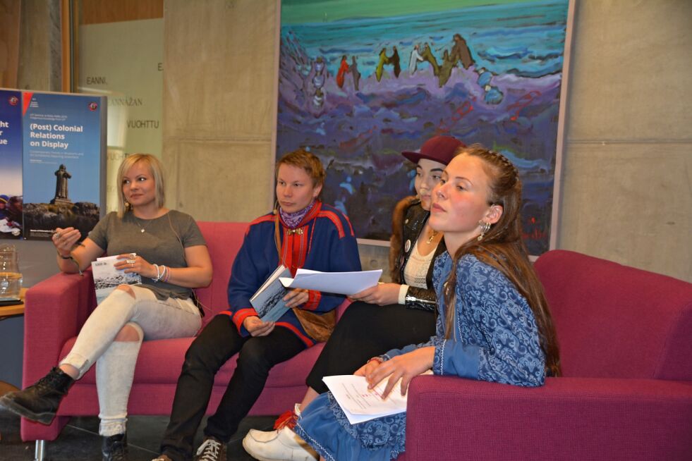 Mimi Märak, Niillas Holmberg og Sarakka Gaup er alle tre poeter. Under Riddu Ri&#273;&#273;u møttes de rundt tema poesi, den samiske kulturen og miljøvern.
 Foto: Elin Margrethe Wersland